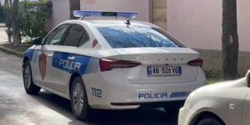 Ngjarje e rëndë në Korçë/ “Nuk kam parë ditë më të keqe”, fqinja tregon për kallëzimin në polici, e moshuara gjendet e vdekur në apartament.