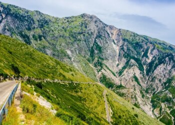 Ngjarje e rëndë në Llogara: Viktima e gjetur e djegur në makinë, dyshohet për vetëvrasje.
