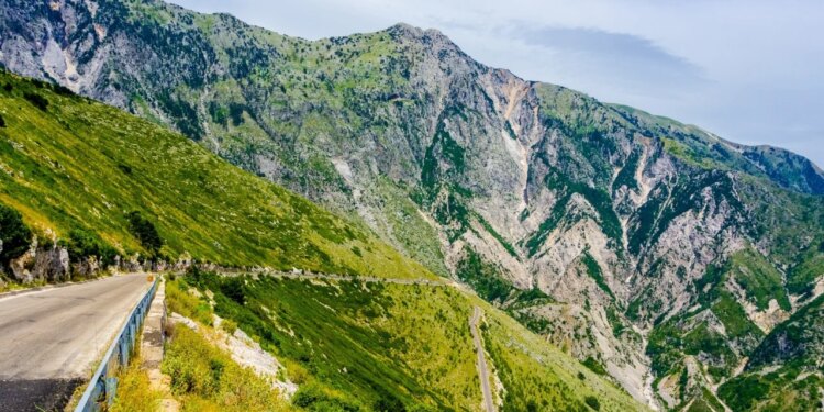 Ngjarje e rëndë në Llogara: Viktima e gjetur e djegur në makinë, dyshohet për vetëvrasje.