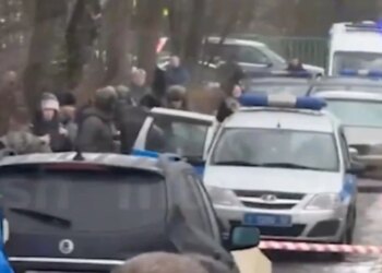 Ngjarje e rëndë në Moskë: Një i mitur vret një bashkëmoshtar me thikë dhe plagos rojën e shkollës.