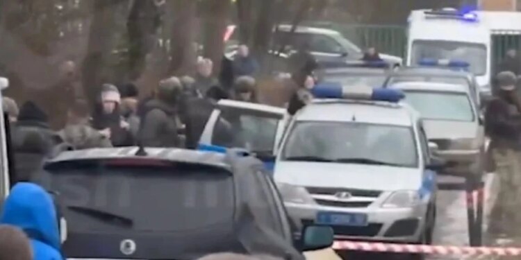 Ngjarje e rëndë në Moskë: Një i mitur vret një bashkëmoshtar me thikë dhe plagos rojën e shkollës.