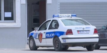 Ngjarje e rëndë në Tiranë, 24-vjeçari përndjek gruan dhe e godet me objekte të forta.