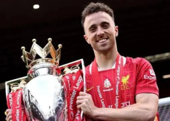 Ngjarje emocionuese në Anfield/ Djemtë e Diogo Jotës ndihmojnë maskotat gjatë sfidës Liverpool–Wolves, përballja e parë pas vdekjes së tij.