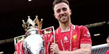 Ngjarje emocionuese në Anfield/ Djemtë e Diogo Jotës ndihmojnë maskotat gjatë sfidës Liverpool–Wolves, përballja e parë pas vdekjes së tij.