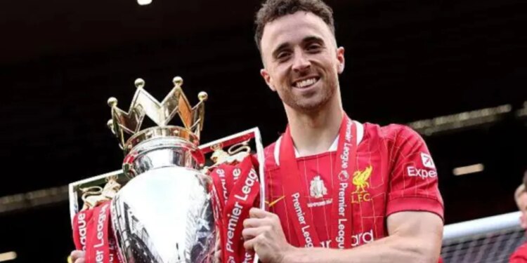 Ngjarje emocionuese në Anfield/ Djemtë e Diogo Jotës ndihmojnë maskotat gjatë sfidës Liverpool–Wolves, përballja e parë pas vdekjes së tij.