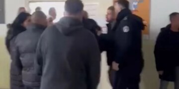 Ngjarje të dhunshme në një qendër votimi në Kosovë, përplasje mes qytetarëve, intervenon policia
