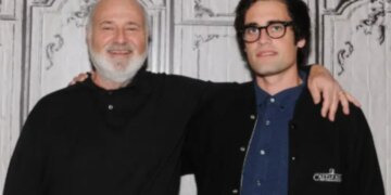 Ngjarje tragjike në Hollywood: Çifti u gjet i vrarë në banesë, djali i tyre 32-vjeçar u arrestua, dyshohet se është autori i krimit me thikë.