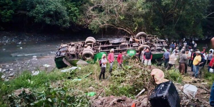 Ngjarje tragjike në Meksikë, mbi dhjetë persona humbin jetën dhe 32 të tjerë lëndohen nga aksidenti i një autobusi.