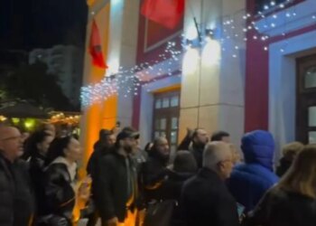 Ngjarjet në Teatrin e Vlorës: Qyteti pa ujë për tre ditë, bashkia organizon një mbrëmje gala për festat. Reagimi i qytetarëve ndaj zyrtarëve të Bashkisë dhe Policisë.