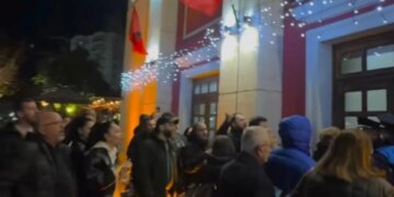 Ngjarjet në Teatrin e Vlorës: Qyteti pa ujë për tre ditë, bashkia organizon një mbrëmje gala për festat. Reagimi i qytetarëve ndaj zyrtarëve të Bashkisë dhe Policisë.
