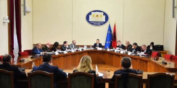 "Një javë e mjaftueshme për njohjen me provat", deputetët e PD i dërgojnë mandatet Peleshit: Mblidh Këshillin për kërkesën e SPAK për arrestimin e Ballukut