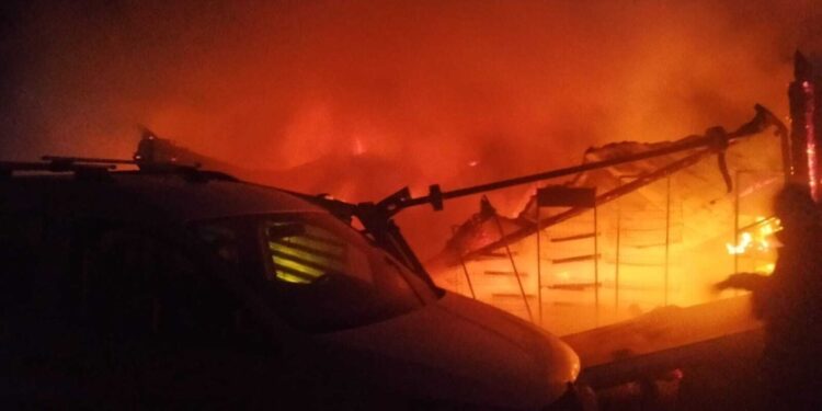 Një kioskë dhe dy automjete të përfshira nga flakët në aksin Librazhd–Përrenjas, dyshime për zjarrvënie të qëllimshme.