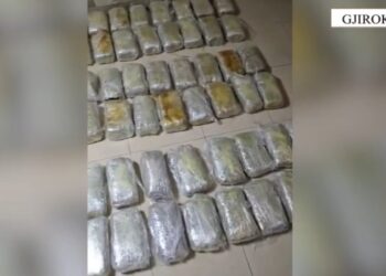 Një sasi prej 51 kg kanabisi u kap gjatë një operacioni në rrugën drejt Greqisë, ndalohet një i ri dhe shkaktohen kërkime për tre persona të tjerë.