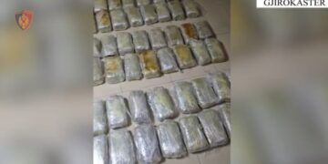 Një sasi prej 51 kg kanabisi u kap gjatë një operacioni në rrugën drejt Greqisë, ndalohet një i ri dhe shkaktohen kërkime për tre persona të tjerë.