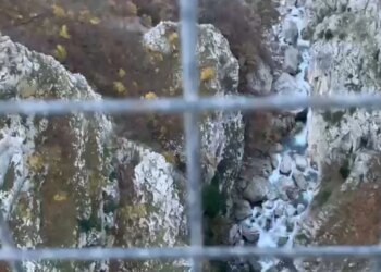 Një trup i pajetë zbulohet nën urën e ‘Fshatit Fshat’ në Klos, hetimet fillestare kanë nisur.