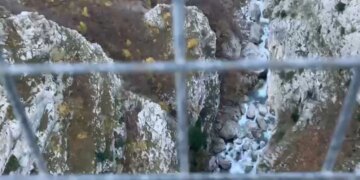 Një trup i pajetë zbulohet nën urën e ‘Fshatit Fshat’ në Klos, hetimet fillestare kanë nisur.