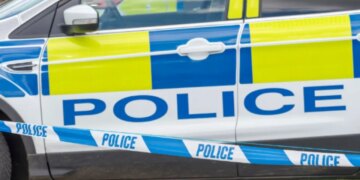 Një vajzë 9-vjeçare është gjetur e vdekur në shtëpi, ndërsa policia ka arrestuar një adoleshent, mbi të cilin ekziston dyshimi se…