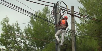 OSHEE angazhon 1600 punonjës në terren për të siguruar energjinë, parashikohet mbingarkesë gjatë natës së ndërrimit të viteve.