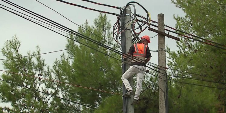 OSHEE angazhon 1600 punonjës në terren për të siguruar energjinë, parashikohet mbingarkesë gjatë natës së ndërrimit të viteve.