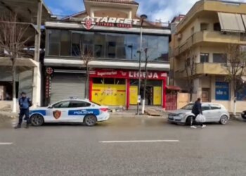 Pamje nga vendi i ngjarjes: Plagosja me thikë e një biznesmeni në Kavajë