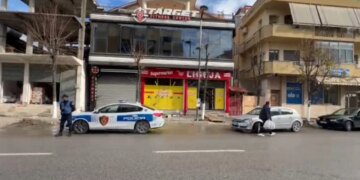 Pamje nga vendi i ngjarjes: Plagosja me thikë e një biznesmeni në Kavajë