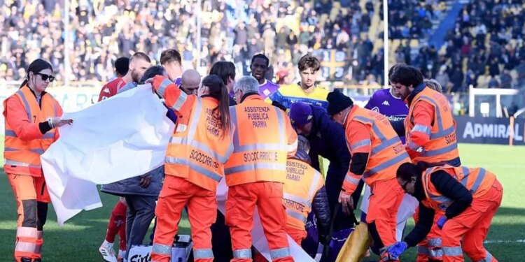 Pamje shqetësuese në “Tardini”: Sulmuesi i Fiorentinës përjeton humbje ndjenjash pas goditjes në gjoks.