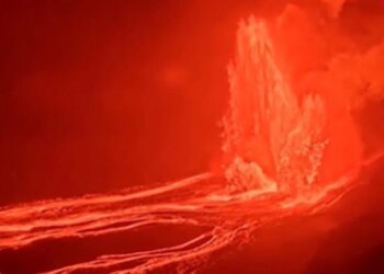 Pamje spektakolare nga vullkani në Hawaii, lava arrin një lartësi prej 480 metrash në ajër.