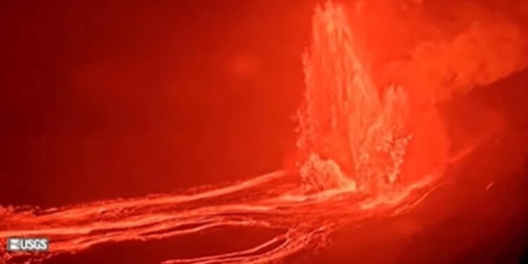 Pamje spektakolare nga vullkani në Hawaii, lava arrin një lartësi prej 480 metrash në ajër.