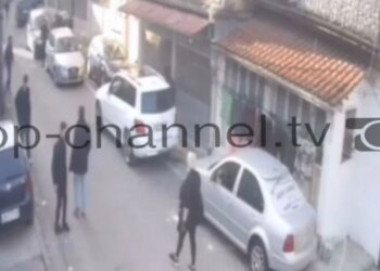 Pamjet/ “Pas mësimit ‘sqarohemi’, evitohet incidenti i rëndë në Shkodër, përsëri grupe të miturish përplasen me thika në duar”