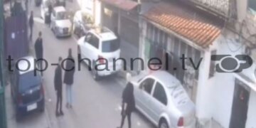 Pamjet/ “Pas mësimit ‘sqarohemi’, evitohet incidenti i rëndë në Shkodër, përsëri grupe të miturish përplasen me thika në duar”