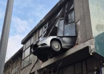 Pamjet që bënë xhiron e rrjetit: 84-vjeçari realizon manovra filmike duke fluturuar me makinë drejt një ndërtese.