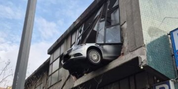 Pamjet që bënë xhiron e rrjetit: 84-vjeçari realizon manovra filmike duke fluturuar me makinë drejt një ndërtese.