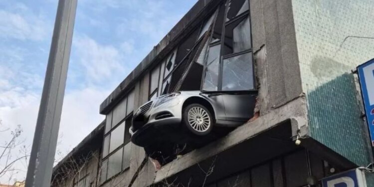 Pamjet që bënë xhiron e rrjetit: 84-vjeçari realizon manovra filmike duke fluturuar me makinë drejt një ndërtese.