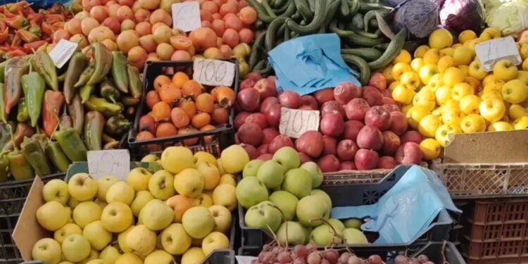 “Pamundësia për të mbushur tavolinën”/ Çmimet e fruta-perimeve rriten në prag të festave në Lushnjë, ankesat nga të moshuarit.