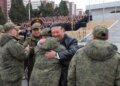 Pas 4 muajsh shërbimi pranë ushtarëve rusë, Kim Jong Un organizon një ceremoni mirëseardhjeje për batalionin e Koresë së Veriut.