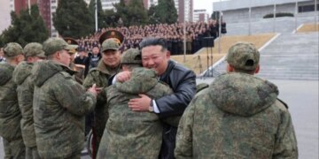 Pas 4 muajsh shërbimi pranë ushtarëve rusë, Kim Jong Un organizon një ceremoni mirëseardhjeje për batalionin e Koresë së Veriut.