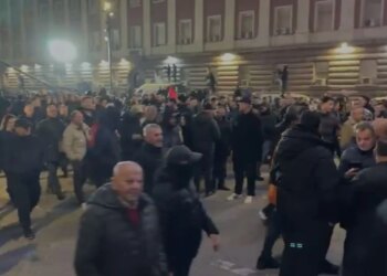 Pas hedhjes së bombave molotov në afërsi të Kryeministrisë, protestuesit nisen drejt Ministrisë së Brendshme.