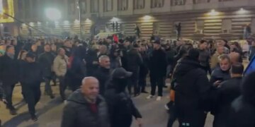 Pas hedhjes së bombave molotov në afërsi të Kryeministrisë, protestuesit nisen drejt Ministrisë së Brendshme.