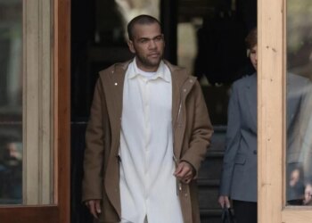 Pas lirimit nga burgu, Dani Alvesh emërohet president i klubit dhe përgatitet për rikthimin në fushë.