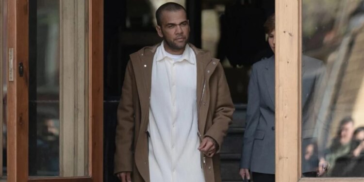 Pas lirimit nga burgu, Dani Alvesh emërohet president i klubit dhe përgatitet për rikthimin në fushë.