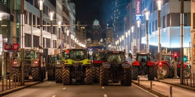 Pas protestave të fermerëve në Francë, Belgjika përballet me një demonstratë të ngjashme, ku 150 traktorë “bllokojnë” rrugët e Brukselit.