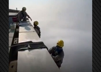 Pastrimi i ndërtesës më të lartë në botë në Dubai nga punëtorët nepalezë në lartësinë 828 metra