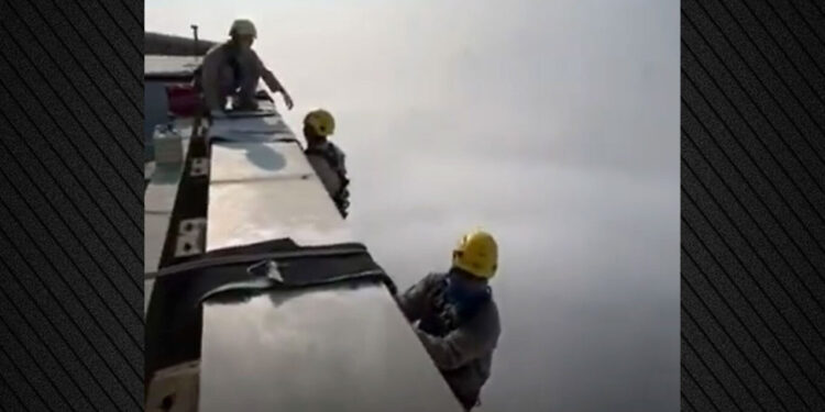 Pastrimi i ndërtesës më të lartë në botë në Dubai nga punëtorët nepalezë në lartësinë 828 metra