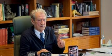 Patllakët e lënë me përçmim: Berisha akuzon Ramën për kërkesën e çarmatosjes së agjentëve të BKH në Kryeministri, duke përmendur fobitë e tij.