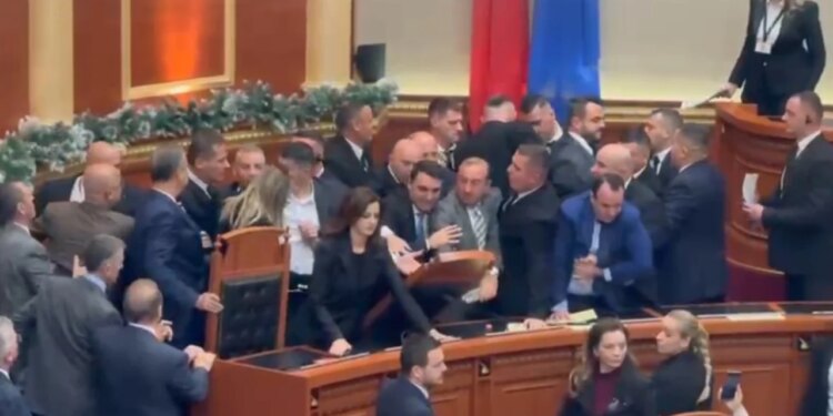 Peleshi ndërpret seancën për shkak të tensioneve në Kuvend