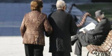 Pensionistët përfitojnë bonusin. Duke filluar nga sot, 756 mijë pensionistë kanë mundësinë të tërheqin mesatarisht nga 10 deri në 15 mijë lekë.