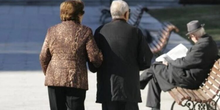 Pensionistët përfitojnë bonusin. Duke filluar nga sot, 756 mijë pensionistë kanë mundësinë të tërheqin mesatarisht nga 10 deri në 15 mijë lekë.