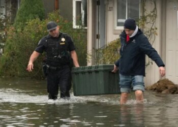 Përmbytje të shkaktuara nga shirat e fortë në veriperëndimin e SHBA, mijëra njerëz detyrohen të largohen nga shtëpitë e tyre.