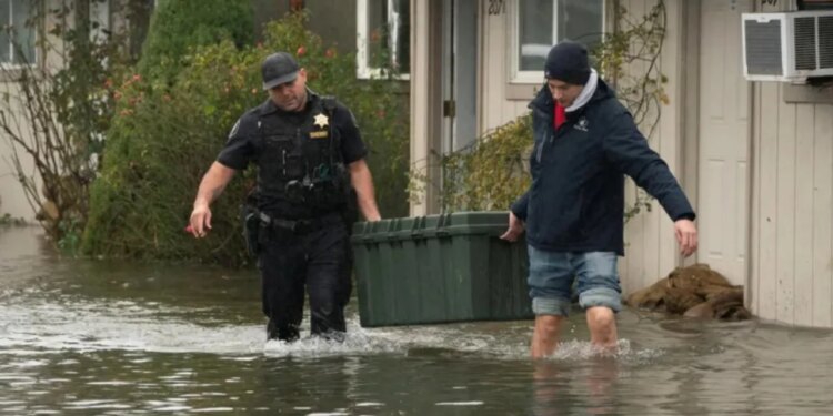 Përmbytje të shkaktuara nga shirat e fortë në veriperëndimin e SHBA, mijëra njerëz detyrohen të largohen nga shtëpitë e tyre.