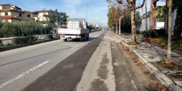 Përplasje mes dy shoferëve pas parakalimit, 37-vjeçari del nga mjeti për të sqaruar situatën dhe dërgohet me urgjencë në spital me plagë të rënda.